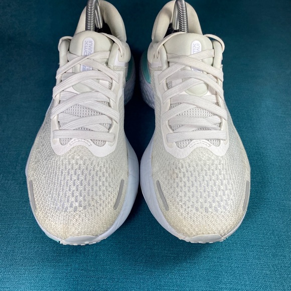 Size 9 - Women’s Nike ZoomX Invincible Run Flyknit Shoes - Picture 4 of 8